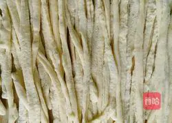 Illustration of how to make handmade tomato noodles 5