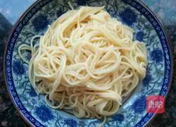 Illustration of how to make noodles with scallion oil 11
