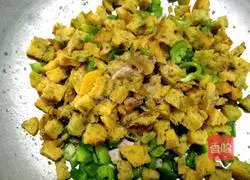 Illustration of how to make fried diced pork with Yuqian corn tortillas 6