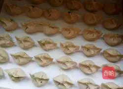 Illustration of how to make dumplings stuffed with chrysanthemum chrysanthemum filling 11