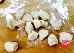 Illustration of how to make celery and meat dumpling stuffing 6