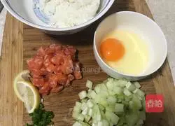 Illustration of how to make salmon and egg fried rice 1