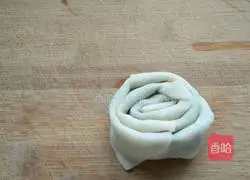 Illustration of how to make dumpling skin version of scallion pancake 10