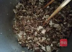 Illustration of how to make steamed buns with sauced meat and chives 6