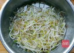 Illustration of how to make mung bean sprout egg cake 1