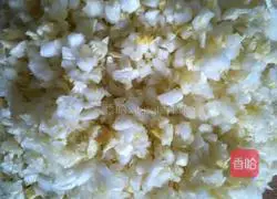 Illustration of how to make cabbage and pork dumplings 3