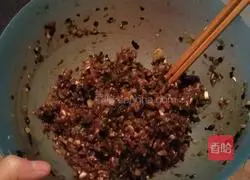 Illustration of how to make pork and mushroom dumplings 7