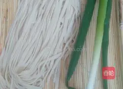 onion Illustration of cooking noodles with oil 1