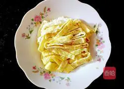 Illustration of how to make fried egg pancakes with garlic moss 7