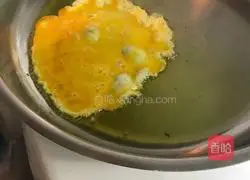 Tuna, shrimp, egg fried rice recipe illustration 3