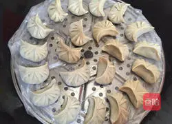 Illustration of how to make fried leek and pork dumplings 5