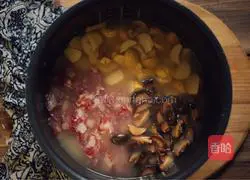 Illustration of braised rice with chestnuts, mushrooms and sausage 3