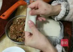 Illustration of how to make Qingqing fried wontons 3