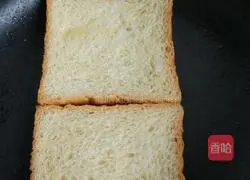 A simple breakfast in three minutes Illustration of how to make a sandwich 4