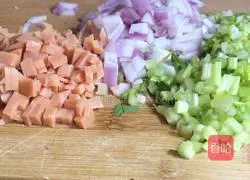 Illustration of how to make fried rice with ham, eggs and vegetables 2