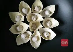 Illustration of how to make Binghua wontons 4