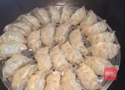 Illustration of how to make cabbage and water chestnut dumplings 3