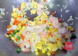 Illustration of how to make colorful fried rice with shrimps 9