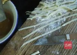 Illustration of making homemade cheese noodles (original) 5