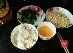 Illustration of how to make corn and egg fried rice 1