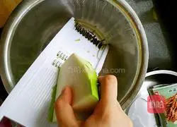 Illustration of how to make cumin and white radish pancakes 2