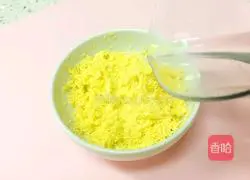 Illustration of how to make egg yolk rice flour paste 5