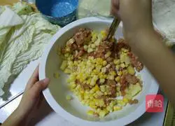 Illustration of how to make pork and corn wontons 4