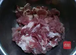 Illustration of how to make shrimp, pork and vegetable fried rice 6