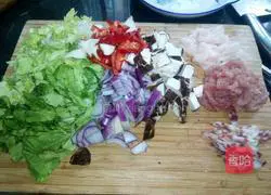 Illustration of how to make fried noodles with shredded pork 4