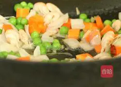 Illustration of how to make shrimp and pineapple fried rice 10