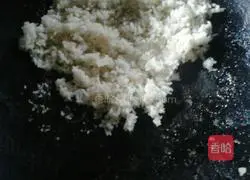 Illustration of how to make leftover rice and egg pancakes 1