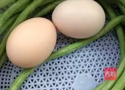 Illustration of how to make fried rice with beans and eggs 1