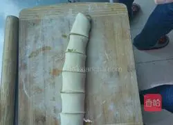 Illustration of how to make scallion pancakes 8