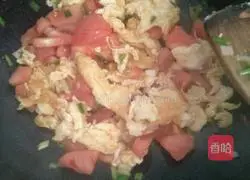 Illustration of how to make tomato and egg fried rice 5