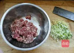 Illustration of how to make mutton and carrot dumplings 1