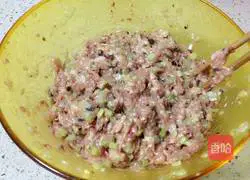 Illustration of how to make celery and fresh meat dumplings 5