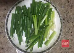Illustration of how to make stir-fried noodles with leek and egg 3
