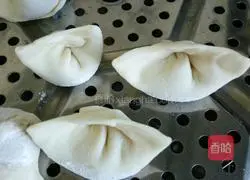 Illustration of how to make wontons (cabbage and mushroom stuffing) 7