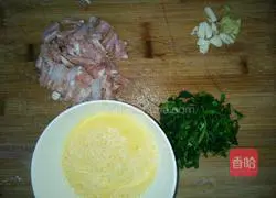 Illustration of how to make bacon and egg fried rice 2