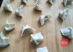 Illustration of how to make appetizing breakfast wontons 8
