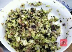 Illustration of how to make steamed buns with leftover cabbage and pork belly 8