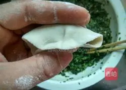 Illustration of how to make leek and meat dumplings 9