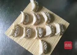 Illustration of how to wrap crescent moon dumplings 9