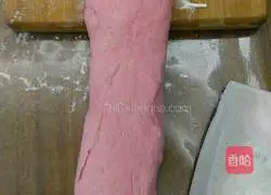 Illustration of how to make pitaya skin steamed buns 9