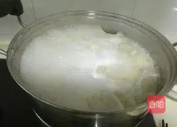 Illustration of how to make three fresh dumplings 12