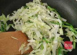 Illustration of how to make fried noodles with cabbage and eggs 5