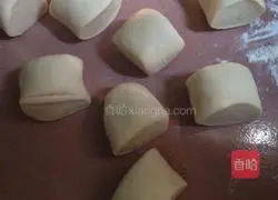 Illustration of how to make steamed buns with chives, meat and mushrooms 5