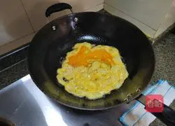 Illustration of how to make duck egg fried rice 4