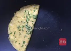 Illustration of how to make cilantro and green onion egg pancakes 9