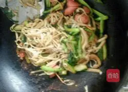 Illustration of how to make stir-fried noodles with shredded vegetables and pork 10